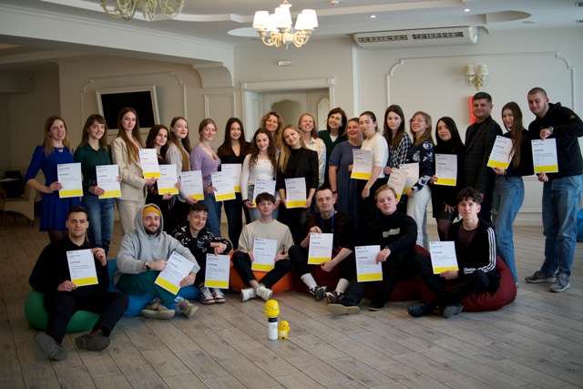 Фінальна частина тренінгу - вручення сертифікатів